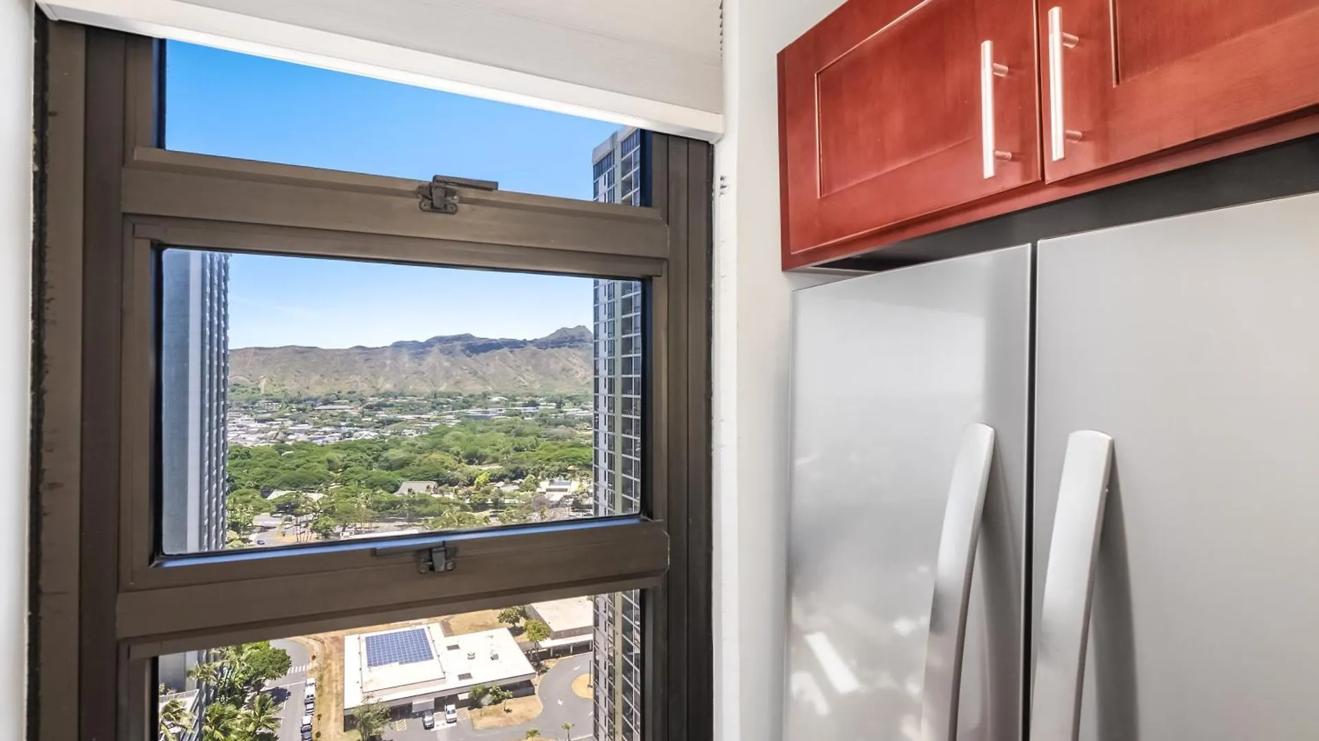 Great Ocean & Diamond Head View Condo With Free Parking! Honolulu