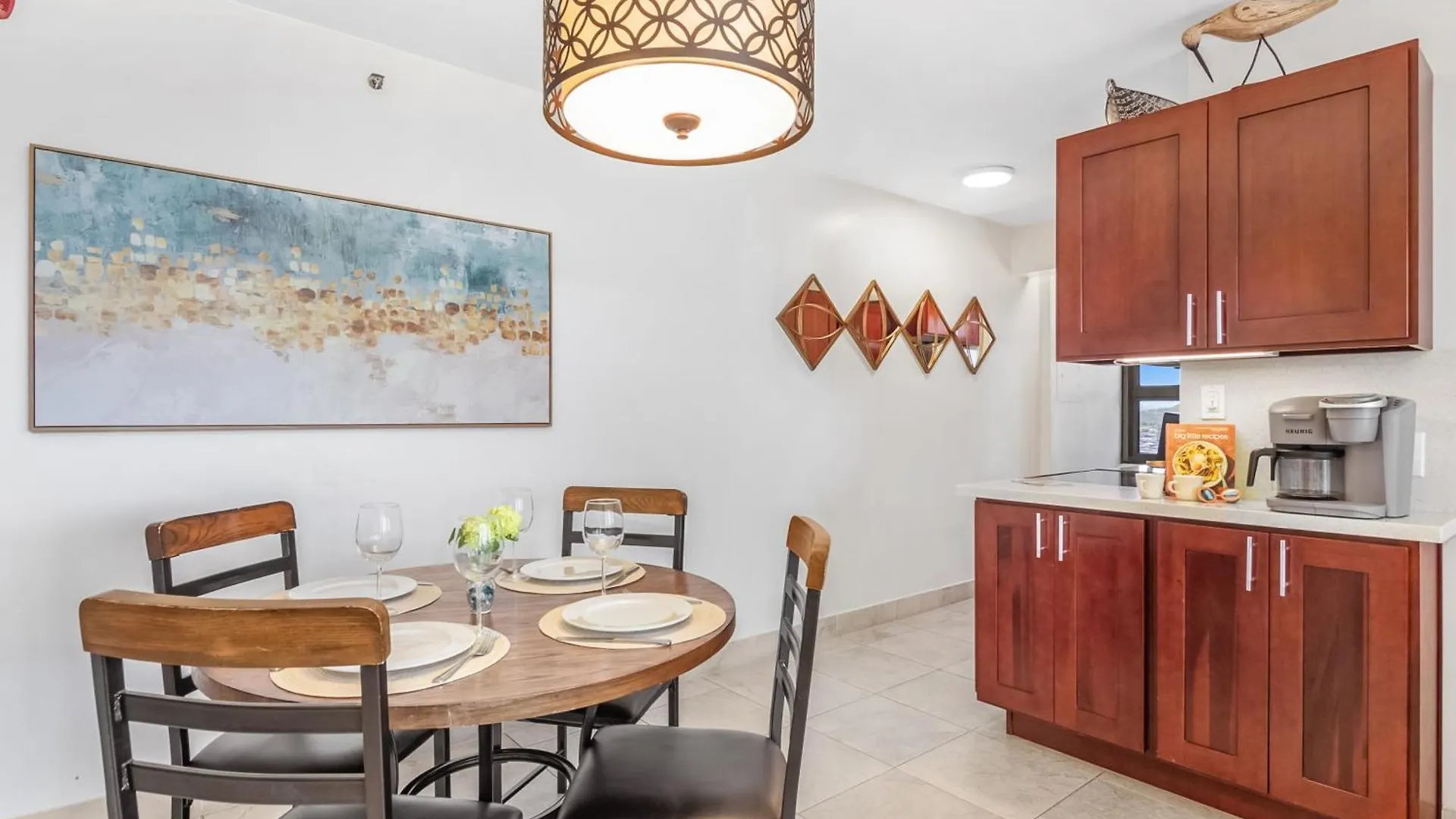 Great Ocean & Diamond Head View Condo With Free Parking! Honolulu 0*,